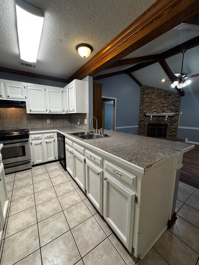 Building Photo - 1729 Tallwood Dr