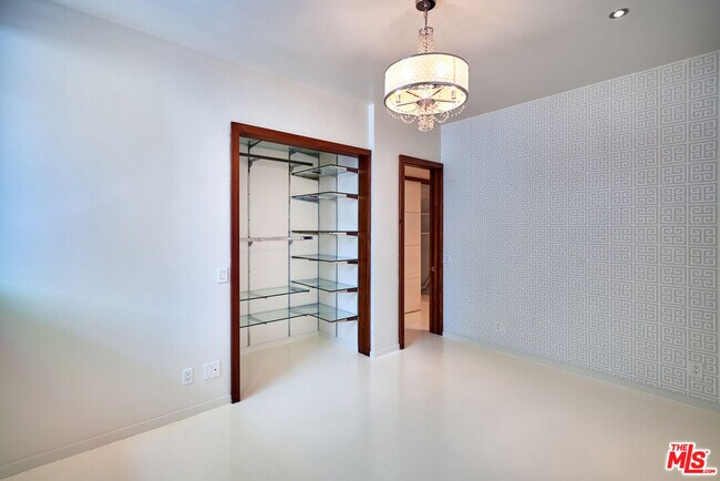 Building Photo - 201 S Larchmont Blvd