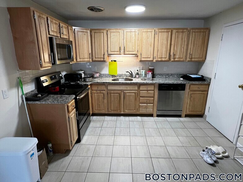 Building Photo - 110 Babcock St