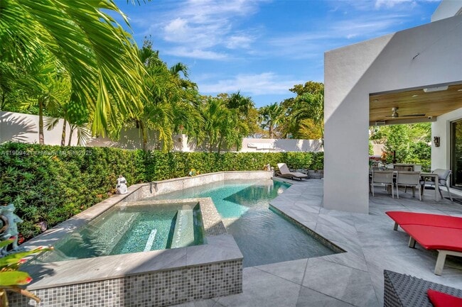 Building Photo - 544 N Victoria Park Rd