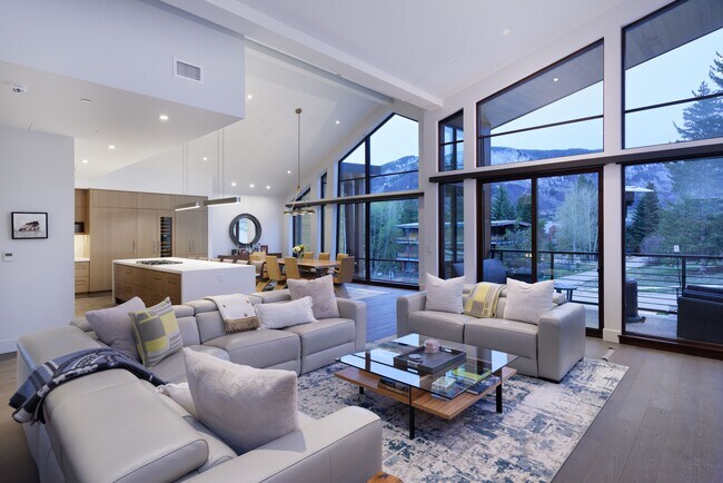 Building Photo - 717 S Aspen St