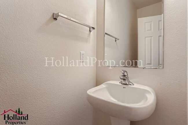 Building Photo - Spacious 3-Bedroom Home with High Ceilings...