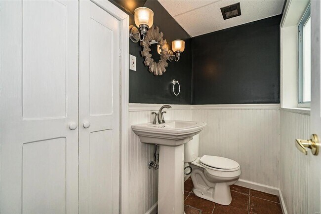 Building Photo - 805 Rockhurst Dr