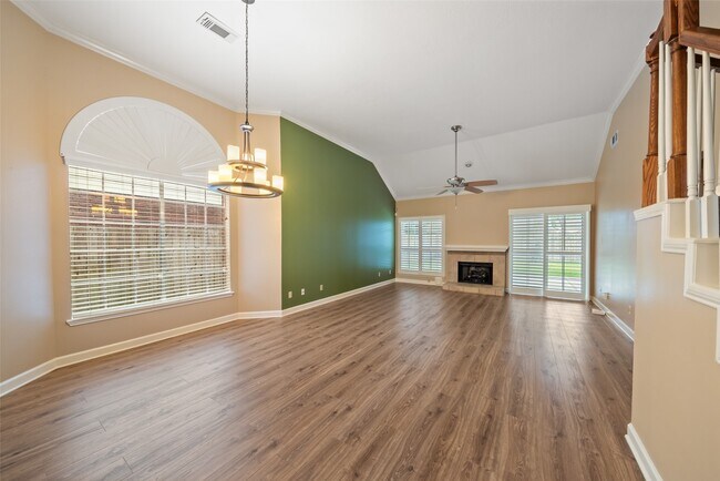 Building Photo - 7911 Hidden Oaks Ln