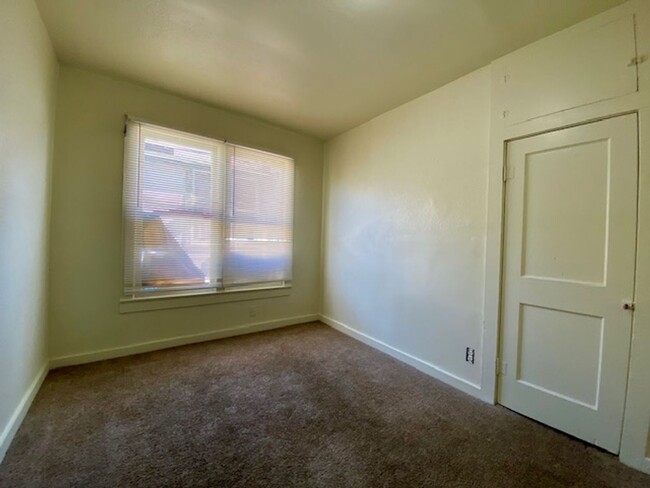 Building Photo - 2 Bedroom 1 Bath Upstairs Unit Available i...