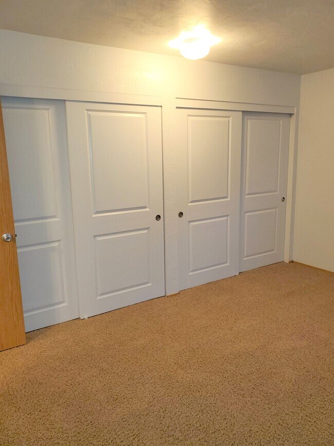 Building Photo - Two Bedroom, One Bath, 2nd Floor - End of Winter Special - Second Month Free!