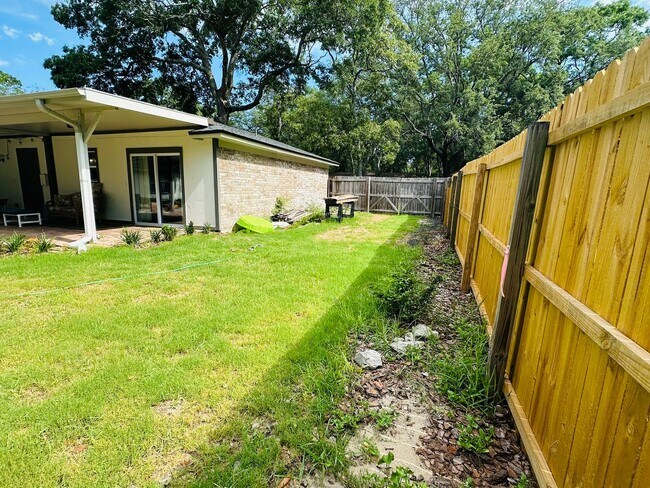 Building Photo - Spacious 6-Bedroom Rental in Spanish Point...