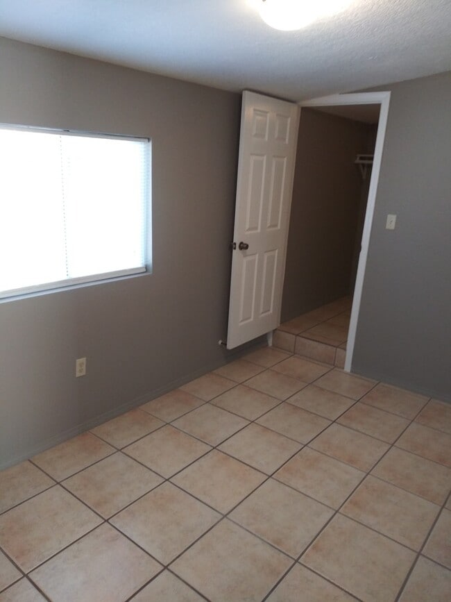 Building Photo - Renovated super cute 2 bedroom home