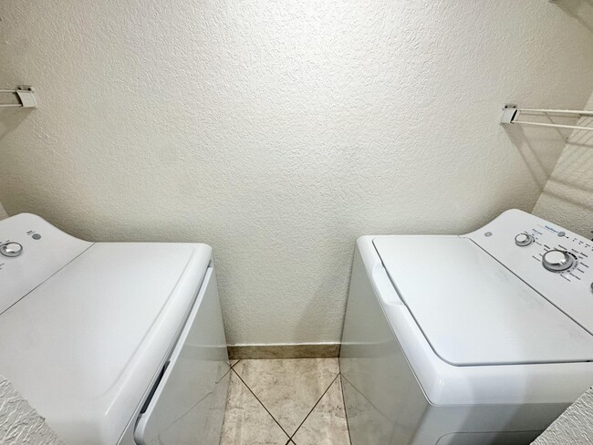 Building Photo - 208 Lake Arbor Dr