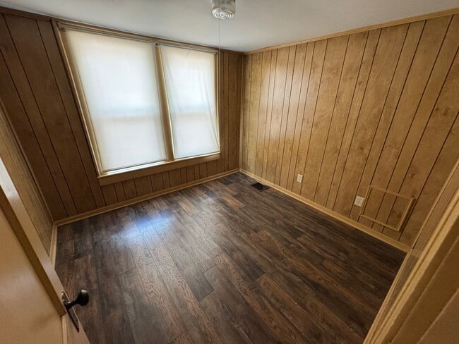 Building Photo - FOR LEASE- SINGLE-FAMILY HOME NEAR SYLVAN PARK!