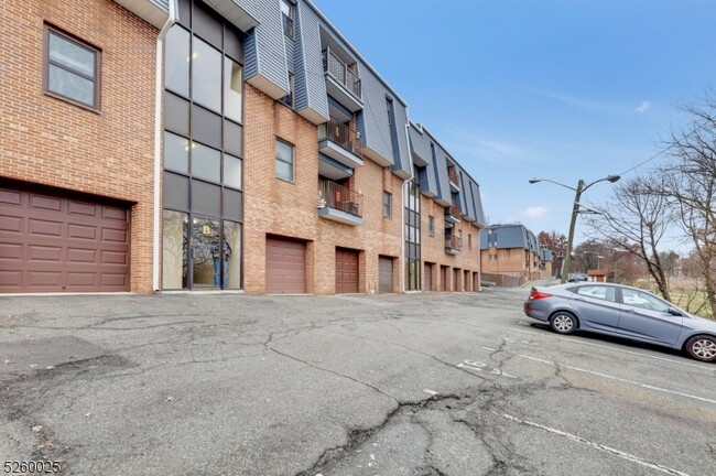 Building Photo - 700 Schuyler Ave