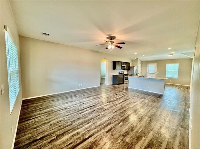 Building Photo - 4 bed/2 bath newer construction in prime location in Claremore!