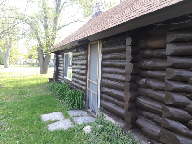 Building Photo - 4900 Parkview Dr