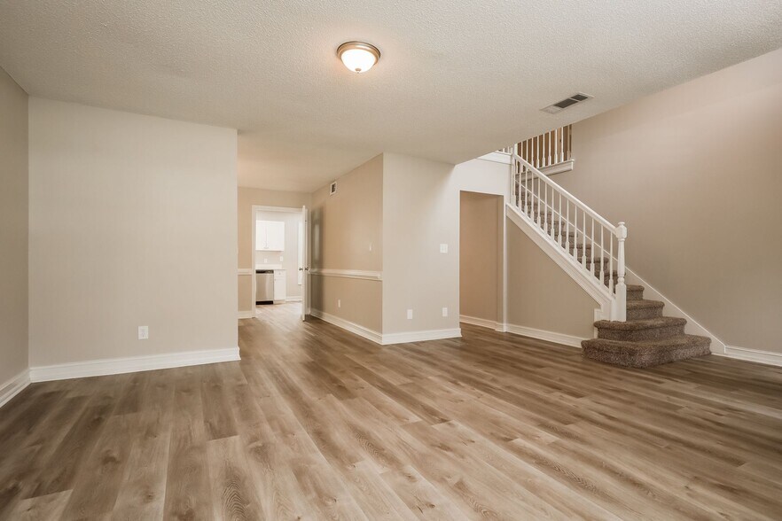 Building Photo - 355 Emerald Trce