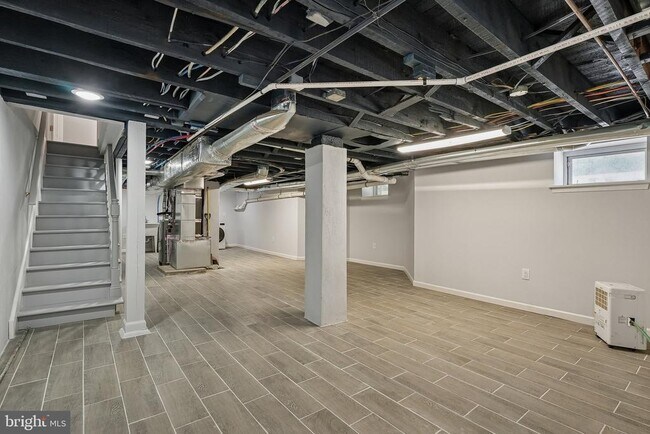 Building Photo - 92 Leigh Ave