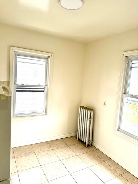 Building Photo - 44 Underhill St