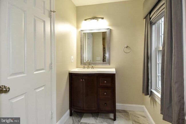 Building Photo - 515 Tobacco Quay