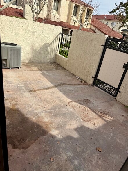 front patio - 6031 Lindley Ave