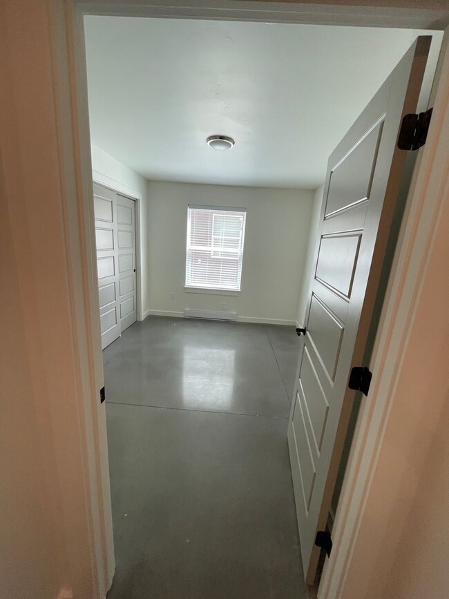 Building Photo - 1525 Windrow Dr