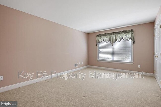 Building Photo - 155 Harrogate Dr