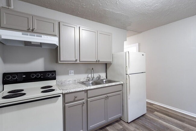 Building Photo - EAST SIDE 2 BEDROOM AVAILABLE NOW!