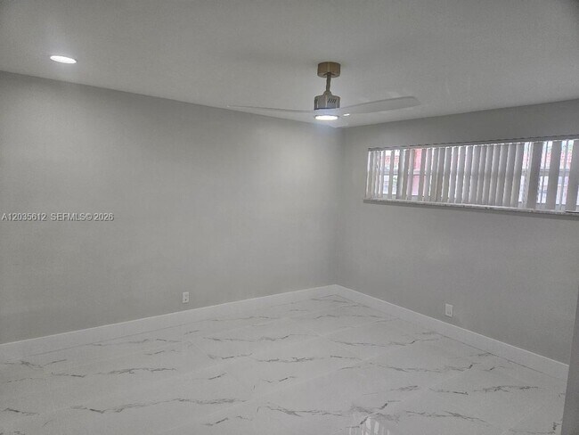 Building Photo - 700 S Hollybrook Dr