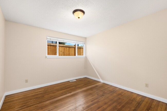 Building Photo - Bellevue 3 Bedroom 1.5 Bath - Detached Gar...