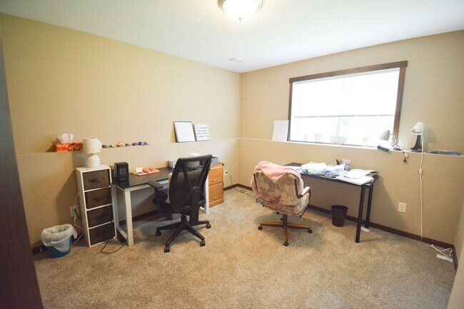 Building Photo - Beautiful and Spacious 4 Bedroom 3 Bath Av...