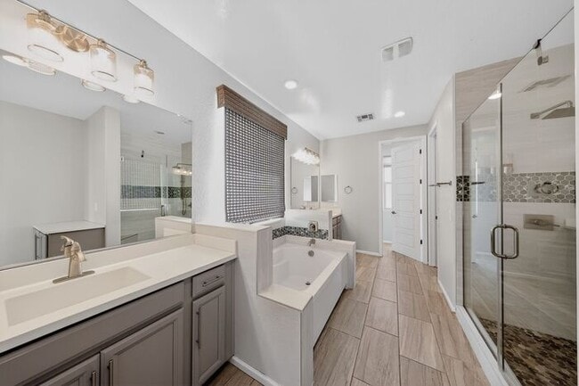 Building Photo - Stunning 5 Bed/5Bath Home in Gated Community – Over 3,100 SqFt of Modern Living -New Carpet throu...