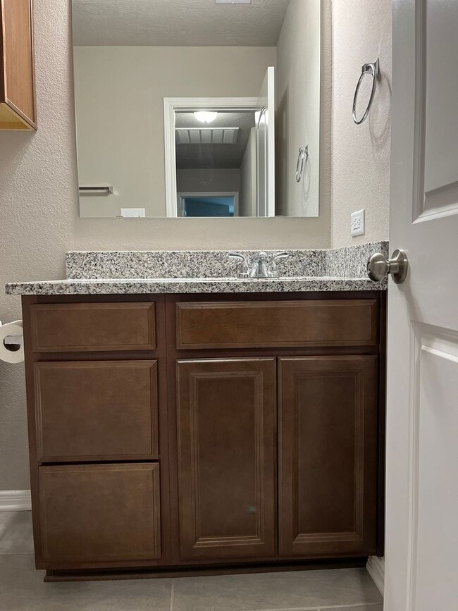 Building Photo - Like new 3 bedroom, 2 bath in the gated community of Point Aquarius/Summerchase