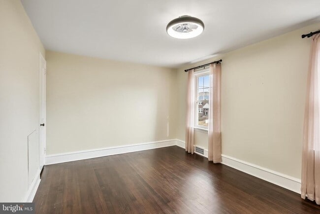 Building Photo - 113 W Albertson Ave