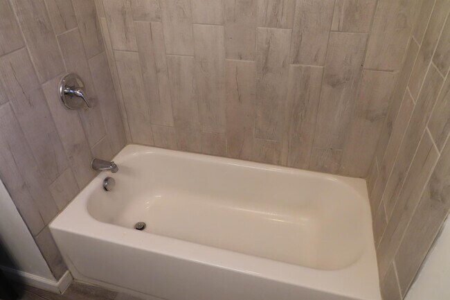 Building Photo - 1121 Fairwood Ave