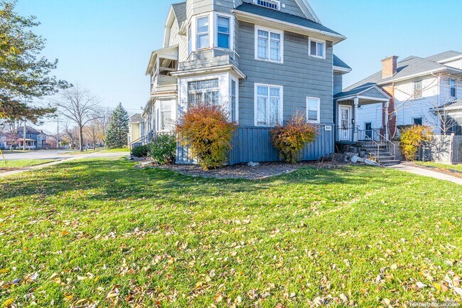 Building Photo - 803 N Broadway