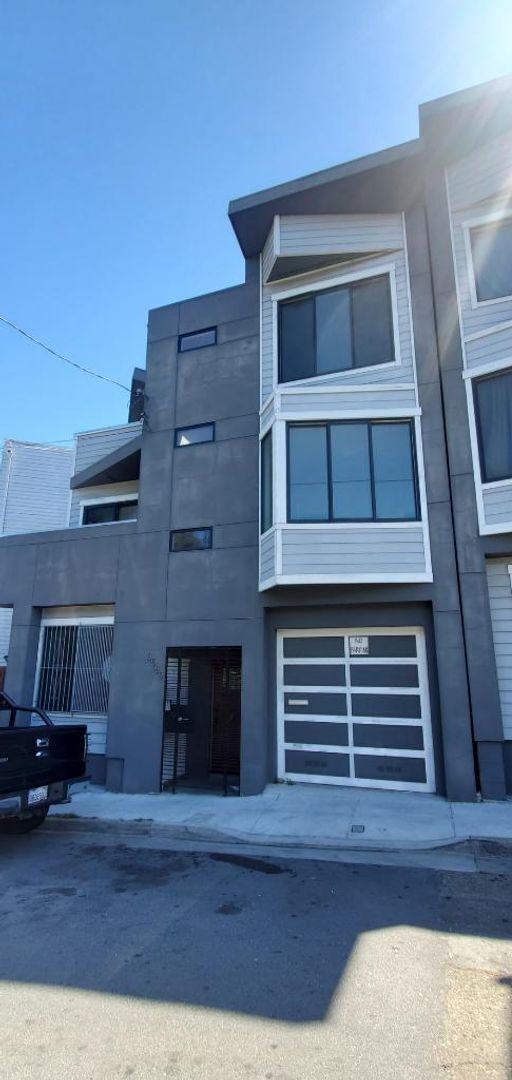Building Photo - Re-imagine the Bayview with this beautiful corner 3-story townhome available for rent!