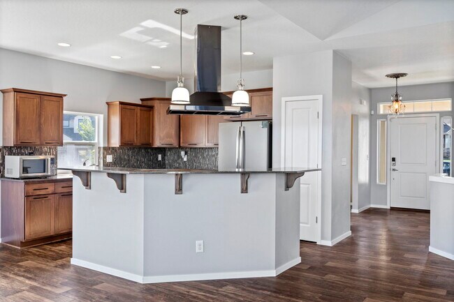Building Photo - 910 W Chaperon Peak Dr