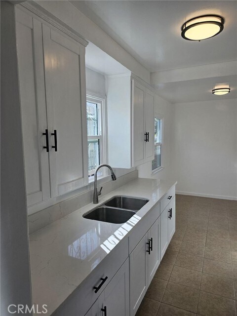 Building Photo - 1310 W 89th St