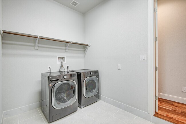 Building Photo - 135 Bella Luce