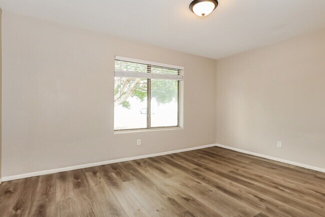 Building Photo - 717 E Calle Chulo Rd