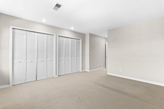 Building Photo - 6143 S Virginia Ave