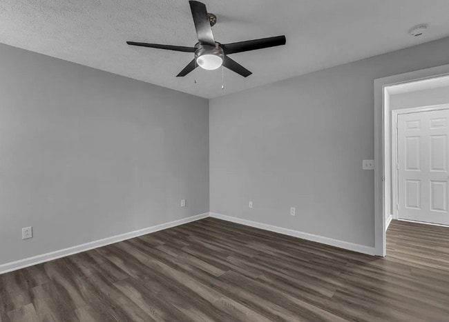 Building Photo - Adorable 3BD/2BA home in Murfreesboro with deck & attached garage!