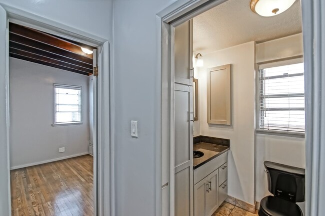 Building Photo - 1 HOUSE FROM BEACH! CHARMING, DETACHED UNIT W/ OCEAN VIEWS & 1-CAR GARAGE IN WALKSTREET TRIPLEX!