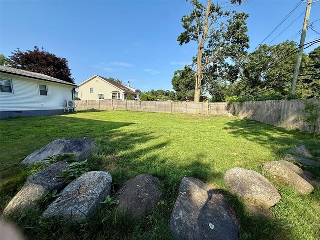 Building Photo - 19 Primrose Ave W