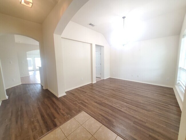 Building Photo - Wonderful 3-2-2 in Crowley ISD!