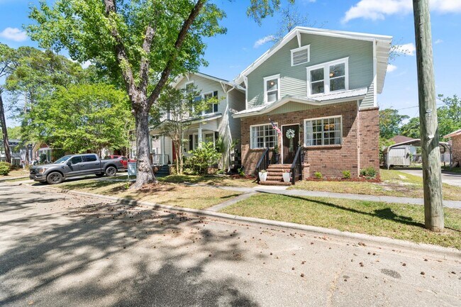 Building Photo - Charming 3 Bedroom Home Near Downtown Savannah with Flex Room & Fenced Yard