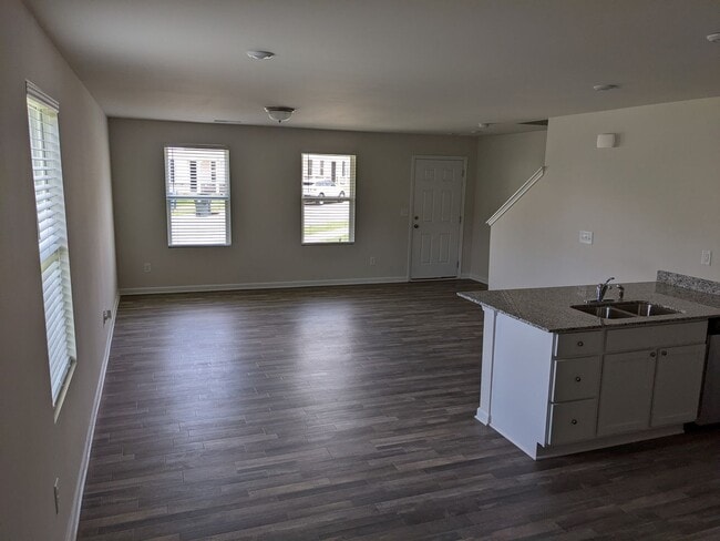 Building Photo - 3-Bedroom End Unit Townhome w/ Garage-Salisbury