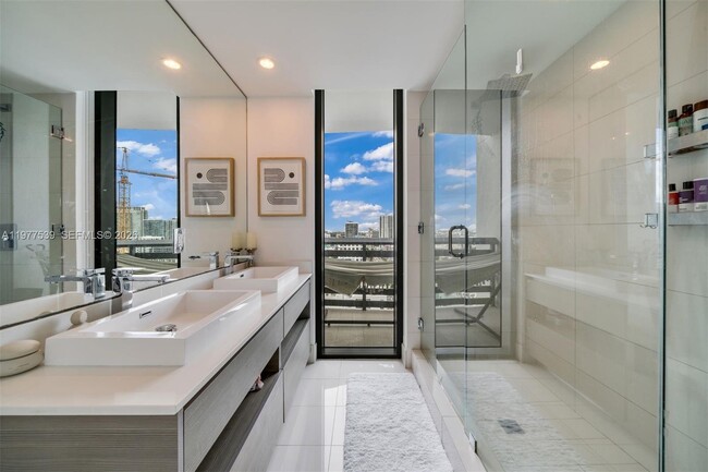 Building Photo - 460 NE 28th St