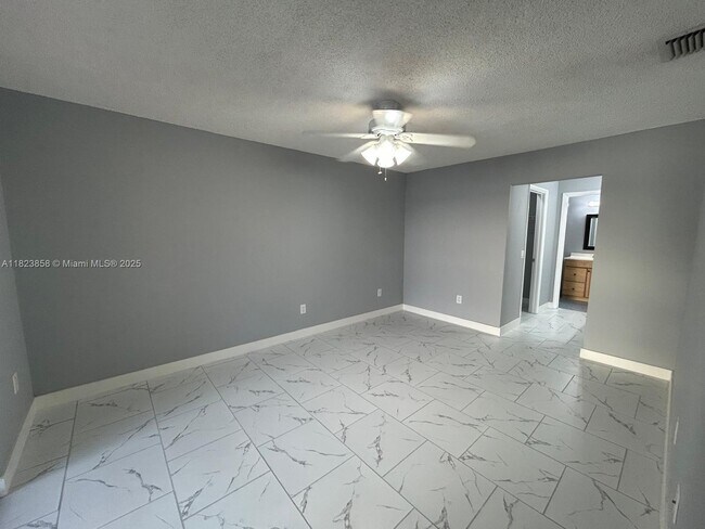 Building Photo - 1300 S Franklin Ave