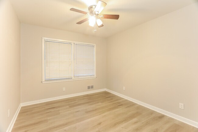 Building Photo - 3 Bedroom Center Point Home