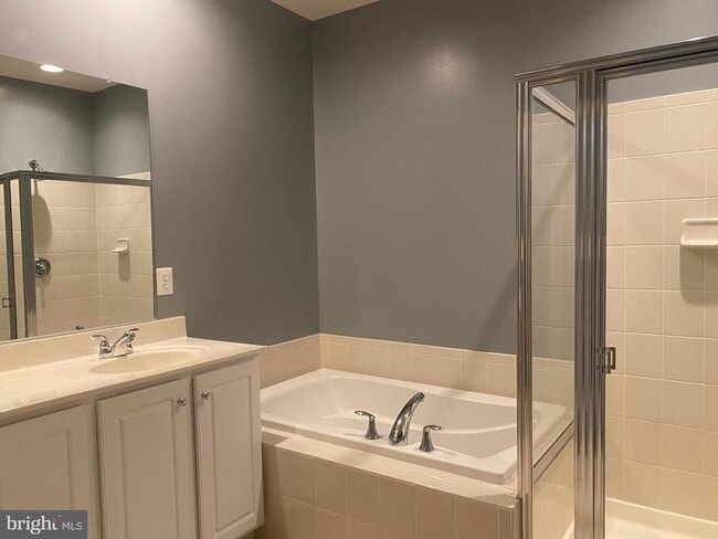 Building Photo - 8049 Crescent Park Dr