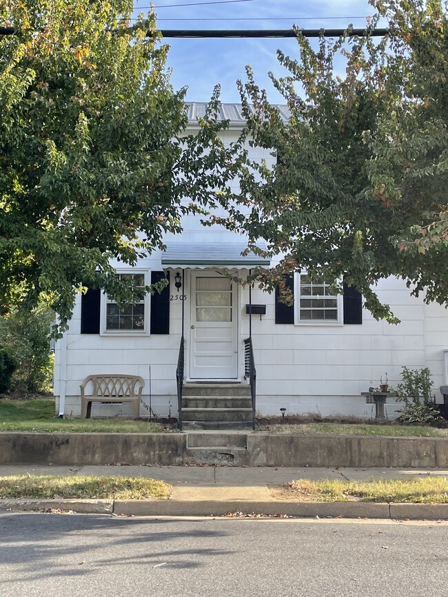 Building Photo - 2505 Van Buren St